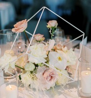 Centre de table de mariage décoratif de qualité supérieure avec bougie en métal et support votif et floral pour des arrangements de table élégants