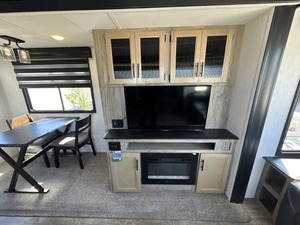 Remolque RV Cherokee Arctic Wolf 3550 Suite Fo-r-e-s-t- Ri-ver 2022 USADO EN BUEN ESTADO, listo para la venta - Product Image 5