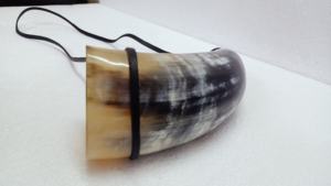 Cuernos para beber hechos a medida en tamaños pequeños con correas de cuero ideales para tiendas de hidromiel y tiendas de suministros vikingos para reventa - Product Image 6