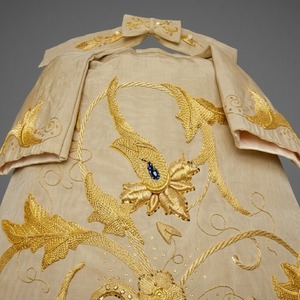 Premium Quality Embroidery Banner Custom <b>Fabric</b> Beige <b>Gold</b> Floral Embroidered Badges Applique Patch - Product Image 3
