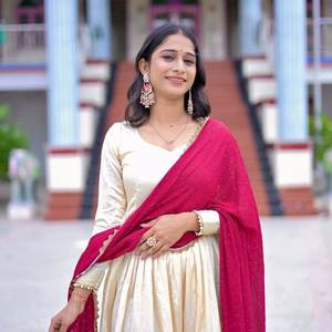 Impresionante vestido Georgette con Dupatta y Zarkan Diamond Work - Product Image 2