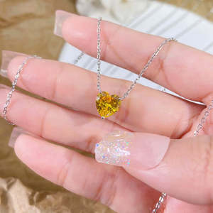 Collar Minimalista de Oro de 18K con Colgante de Corazón Amarillo y Circonita, Cadena Religiosa Clásica y Elegante para Compromiso - Product Image 1