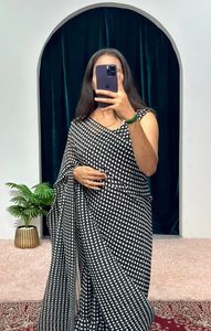 Robe sari en soie de haute qualité Nouveau et différent Style Bollywood pour les mariages et les fêtes Vêtements indiens et pakistanais - Product Image 4