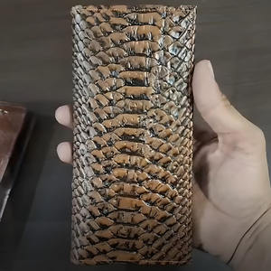 Cartera Minimalista Moderna de Dos Pliegues para Hombre con Acabado Texturizado Duradero y Compartimentos Interiores Detallados de Lujo para Tarjetas - Product Image 1