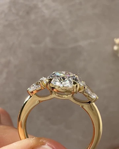 Anillo de Compromiso con Diamante Cultivado en Laboratorio de 3 Quilates, Certificado IGI, Corte Ovalado Central con Piedras Laterales en Forma de Pera en Oro de 14K - Product Image 2