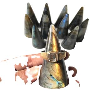 Support de bague sculpté en labradorite, cristal de guérison, Feng Shui |   Présentoir à bijoux en pierres précieuses polies - Product Image 1