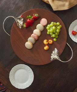 Plateau en bois tendance avec poignées, plats et assiettes en bois - Product Image 5