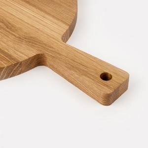 Tagliere rotondo in rovere con manico | Prodotto e personalizzato in Polonia - Product Image 3