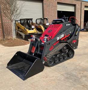 Minicargadora de orugas anchas Iron Rhino IR1200LITE 2026 con motor Kubota y caja de cambios, alta eficiencia, envío gratis* - Product Image 1