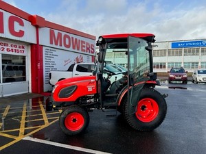 Tractor de Ruedas Compacto Usado Kioti CK4030 de 35HP con Cabina, Tracción en las 4 Ruedas, Transmisión por Engranajes, Alta Productividad para Pequeñas Granjas - Product Image 3