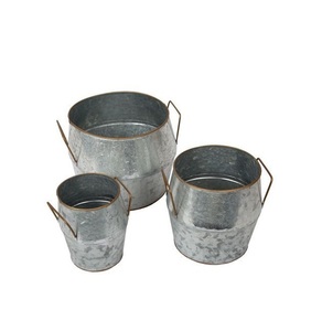 Elegante maceta decorativa de metal de estilo antiguo con hermosos detalles curvos que ofrecen un acento artístico para el hogar - Product Image 6