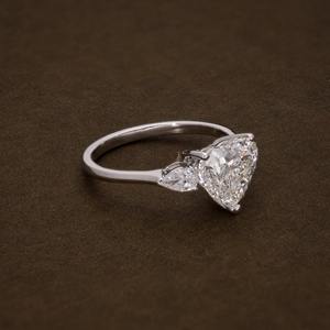Anillo de Compromiso con Diamante Cultivado en Laboratorio en Forma de Corazón, 2.83 CTW, Forma de Corazón y Pera, Diamantes Certificados por IGI, Anillo de Tres Piedras, Diseño Único - Product Image 3