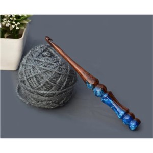Crochet hybride en résine et bois avec logo personnalisé, design ergonomique, aiguille à tricoter, outil de tissage de luxe en gros pour les magasins d'articles d'artisanat - Product Image 1