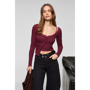 Conjunto de Dos Piezas GRIMELANGE ELVURA para Mujer: Blusa con Cuello de Tela Elástica y Detalle de Encaje con Botones y Camiseta sin Mangas - Product Image 1