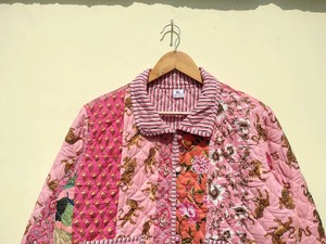 Fabricant et grossiste de vestes matelassées, vestes matelassées réversibles, patchwork rose en coton, veste réversible, vêtements d'extérieur - Product Image 4