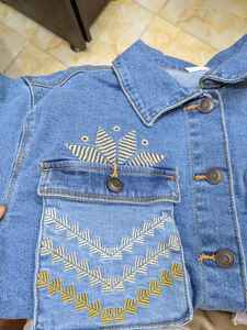 Veste en jean col en V vintage OEM pour femmes Tissu tissé Logo brodé Motif imprimé décontracté Longueur courte Top Design à la mode - Product Image 6