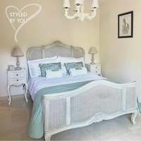 Rattan Französisches Graues Massivholzbett mit Weißem Antik-Finish Handgefertigtes Bett im Französischen Stil