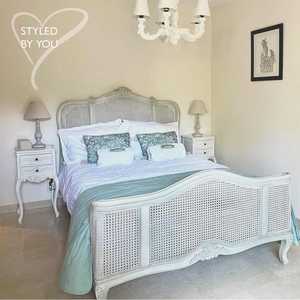 Lit en bois massif gris français en rotin avec finition antique blanche, lit de style français fait à la main - Product Image 6