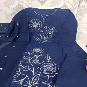 Kurti Tradicional de Algodón de Alta Calidad para Mujer con Pantalón, Dupatta y Bordado para Fiestas de Verano, Hecho en India - Product Image 1