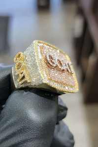 Bague de mariage et de fête pour homme, style hip-hop, plaquée or 10 carats, rhodiée, sans nickel, avec moissanite VVS, personnalisée - Product Image 5