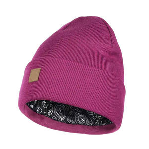Venta al por mayor de fábrica OEM personalizado bordado de marca de cuero parche jacquard logotipo al aire libre de invierno de punto de satén forrado puño Beanie - Product Image 6