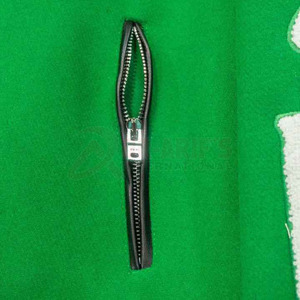 Veste bomber varsity d'hiver imperméable noire légère avec manches en cuir de mouton et logo brodé en chenille personnalisé OEM pour hommes - Product Image 4