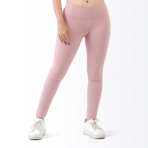 Trending Diseño personalizado Mujeres Yoga Gimnasio Fitness Conjuntos 2 piezas Athleisure Workout Yoga Bra Leggings cortos Conjunto para mujeres - Product Image 1