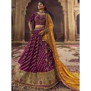 Magnifique Lehenga Choli de mariage en viscose et soie brodée de couleur violette - Product Image 4