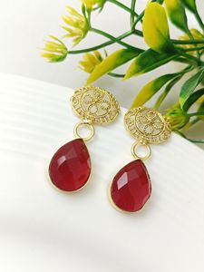 Boucles d'oreilles plaquées or de forme ronde faites à la main avec pendentif en pierre naturelle pour les fêtes de mariage - Product Image 4