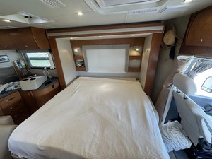 Casa Contenedor MB Mercedes Unity 2016 para Viajes de Ocio con Sistema de Energía Integrado y Espacio Preparado para Uso en Exteriores con Garantía - Product Image 2