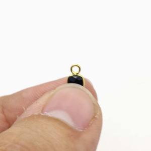 Pendentif coussin en onyx noir, breloque en pierre précieuse à facettes minuscule dans une lunette plaquée or pour bijoux de bricolage et créations de breloques minuscules faites à la main - Product Image 5
