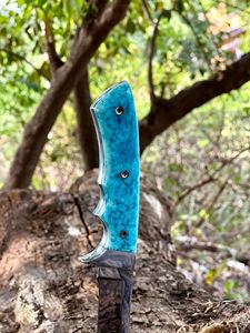 Couteau de chasse artisanal en acier au carbone avec lame partiellement dentelée, manche en résine, étui en cuir, léger et durable - Product Image 2