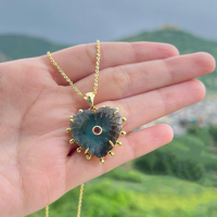 Collier avec pendentif en labradorite naturelle sculpté de pierres précieuses Collier à chaîne ajustable en plaqué or fait à la main pour femmes