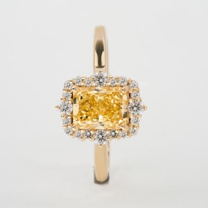 Oro amarillo 1.30ctw Radiante y corte redondo Anillo de diamante cultivado en laboratorio amarillo Ajuste de Punta Vs Diamantes de laboratorio Anillo de compromiso Regalo - Product Image 2