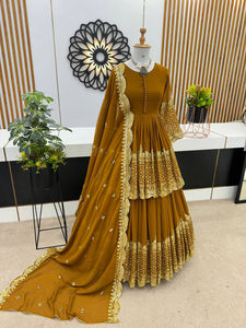 Ensemble haut brodé en fausse Georgette et lehenga avec bordure en dentelle Dupatta - Product Image 2