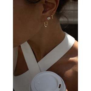 Petites boucles d'oreilles Huggie en or rose, style religieux tendance, plaqué or rhodié, ensemble géométrique diamant et perle pour mariages et fêtes - Product Image 5