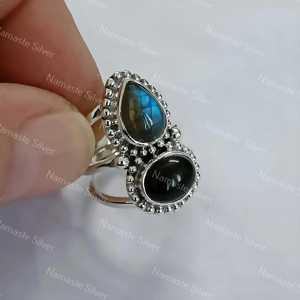 Bague en labradorite en argent sterling avec onyx noir : Bague artisanale à double pierre précieuse - Product Image 1