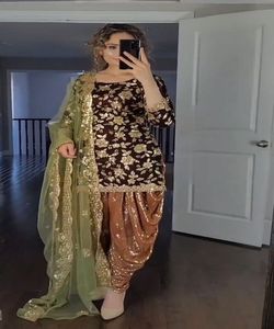 Boutique de vêtements islamiques Costume Sharara en velours pour femmes musulmanes pour l'Aïd, mariage et fête Robe trois pièces à la mode pakistanaise - Product Image 1