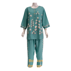 Conjunto de pijama de rayón con patrón floral para mujer, de manga larga Top, pantalones hasta la rodilla para uso diario en el hogar en la temporada de verano, venta al por mayor - Product Image 4