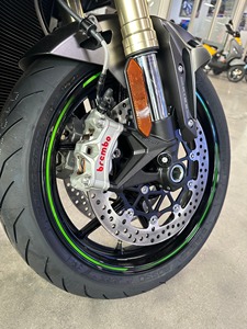 Moto sportive de route suralimentée de 1000 cm³ à haut rendement - Product Image 3