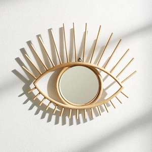 Espejo de ratán de lujo con materiales sostenibles y diseño único - Product Image 1