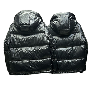 Veste d'hiver personnalisée pour hommes, doudoune brillante imperméable teinte en noir avec capuche épaisse et chaude, toile adaptée à l'extérieur - Product Image 4