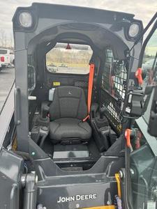 Chargeuse compacte sur pneus John Deere 318G 2026 avec moteur diesel Kubota, haute efficacité, chargeuse frontale, boîte de vitesses et pompe - Product Image 6