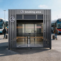 Cabine de fumage extérieure personnalisée avec structure en acier inoxydable, verre trempé et ventilation pour les espaces publics