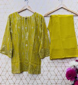 Traje Salwar Kameez de calidad superior para mujer con intrincado hilo y diseño elegante a precios de mayorista - Product Image 4