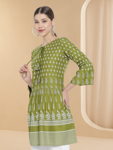 ชุดคุर्ติสั้นผ้าเรยอนพิมพ์ลายดอกไม้สีเขียวสำหรับผู้หญิง ดีไซน์คอรูเล็กและแขนสามส่วนเพื่อความสวมใส่สบาย - Product Image 5