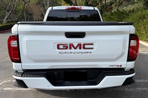 GMC Canyon AT4 2024, Gasolina, Bajo Kilometraje - Product Image 3