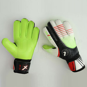 ถุงมือผู้รักษาประตูสไตล์ใหม่ล่าสุดพร้อมหนังป้องกันและน้ำยางสำหรับเล่นกีฬา - Product Image 4