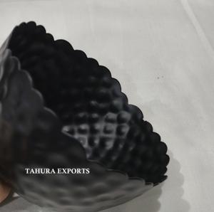 Tazón de Metal Negro Curvo y Refinado, Ideal para Diversos Usos Culinarios, con Construcción Resistente y Superficie Lisa para Mejorar el Uso Diario - Product Image 1