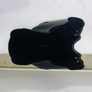 Sillín de salto de cuero sintético de bajo precio para equitación ecuestre con contraste de pespuntes - Product Image 3